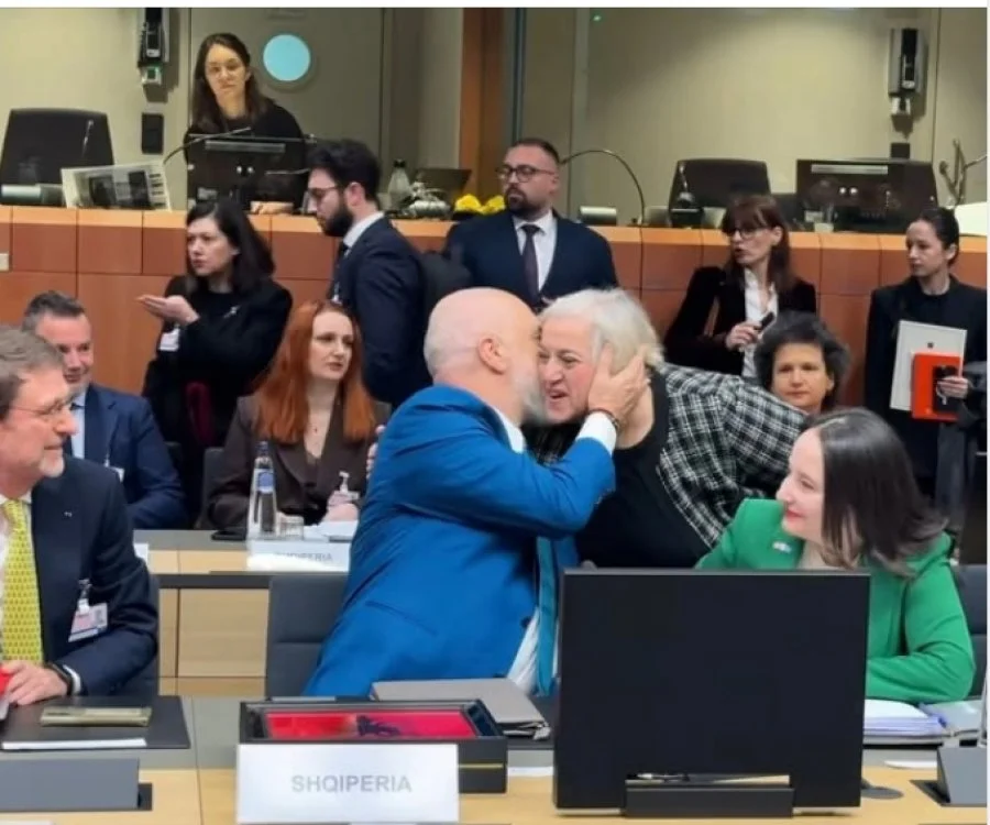 Puthja e zjarrtë/ Gazetari grek: Rama ka blerë shumë figura publike në SHBA dhe Europë për të mbajtur në pushtet regjimin e tij të drogës!