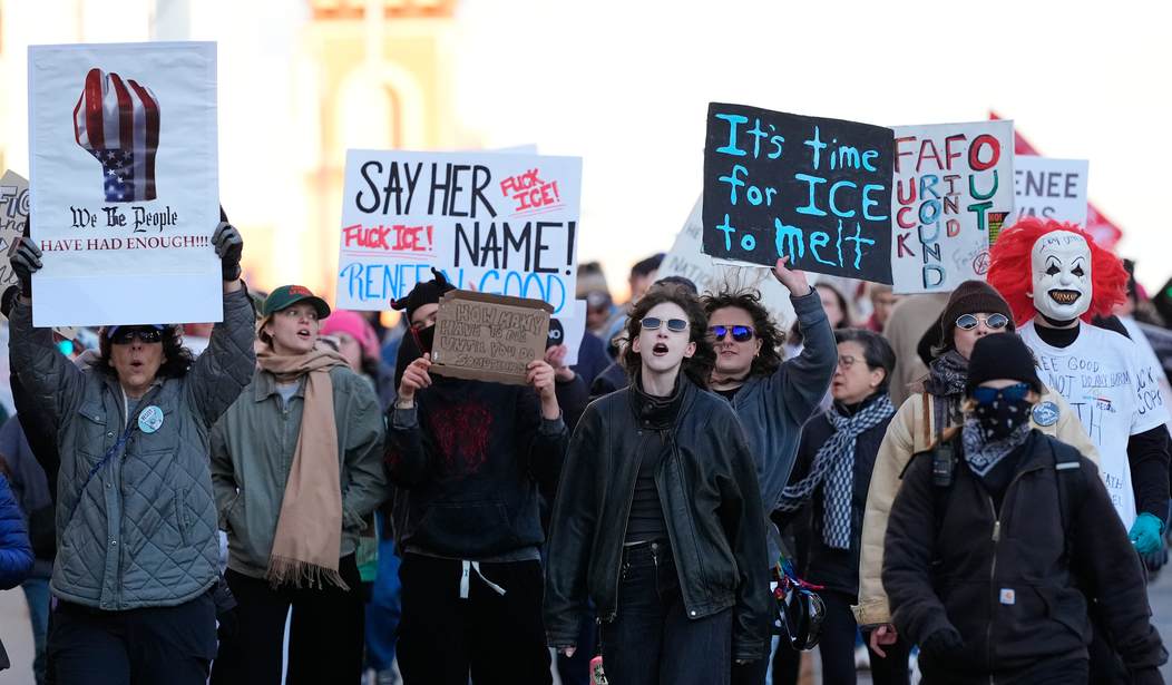 Gjykatësi i Emëruar nga Biden Neutralizon ICE-në — Nuk Mund të Përdorni Armët Jo-Vdekjeprurëse ose të Arrestoni Agjitatorët ‘Paqësorë’