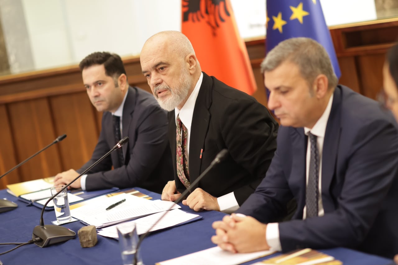 “Do iu ndjekim këmba-këmbës”, Rama vijon kërcënimet për protestuesit: S’do keni akses në aeroporte, trena, hotele